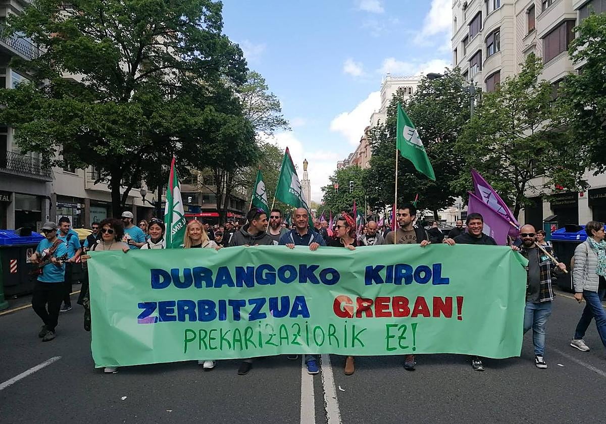Los trabajadores en huelga del polideportivo Landako de Durango en una de las movilizaciones