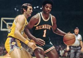 Oscar Robertson, baloiarekin, Jerry Westek defendatzen duen bitartean.