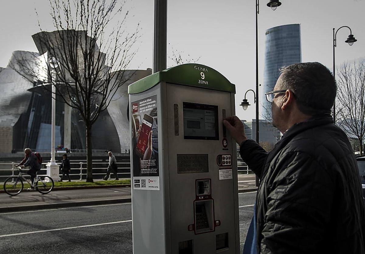Un hombre pone la OTA en Bilbao.