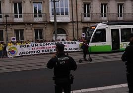 El tranvía, que supuestamente estaba cortado entre las paradas de Angulema y Sancho el Sabio, ha circulado esta mañana frente al Parlamento.