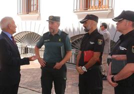 El delegado del Gobierno, Francisco Mendoza, con los responsables policiales en Almendralejo.