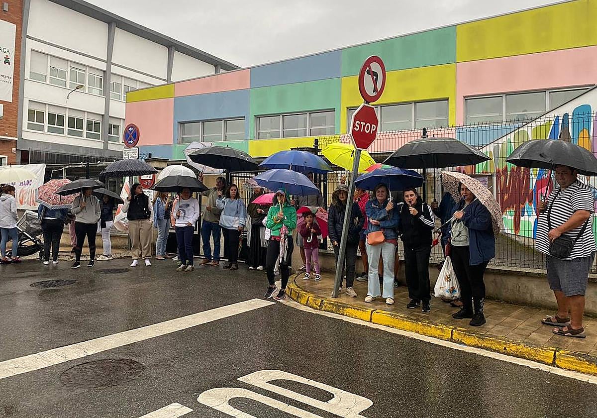 Las familias de los escolares de Rivabellosa reclaman cuidadoras en los taxis que transportan a sus hijos a diario.