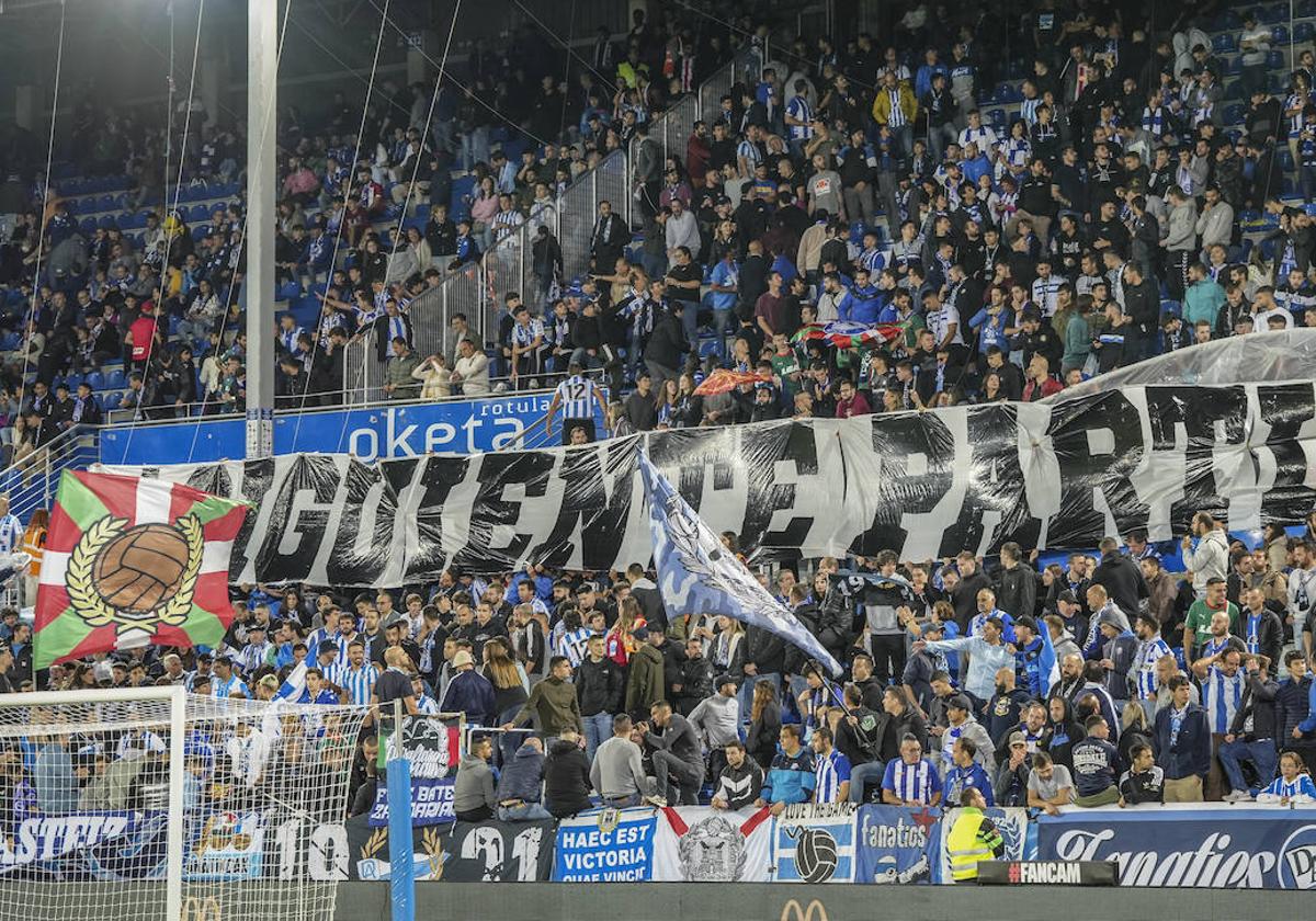 El ambiente en la grada de Mendizorroza al inicio del partido.