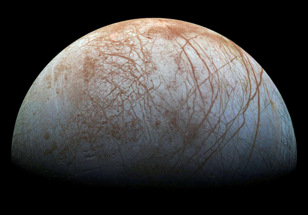 Vista de la luan Europa obtenida por la sonda Galileo de la NASA.