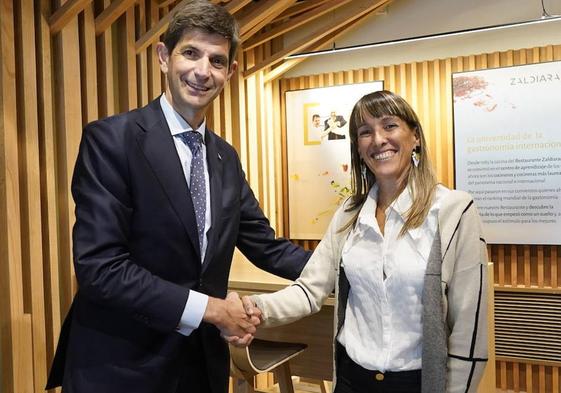 El presidente del Alavés, Alfonso Fernández de Trocóniz, y la vicepresidenta primera del Athletic, Nerea Ortiz, a la salida de la comida de directivas.