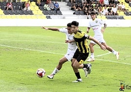 Josu Juste pugna con Álex Alba en una jugada del partido entre el Portugalete y Basconia.