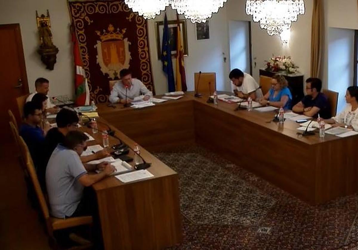 Sesión plenaria en el Ayuntamiento de Lagurdia.