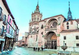 Imagen de la catedral del Burgo de Osma y de sus casas porticadas.