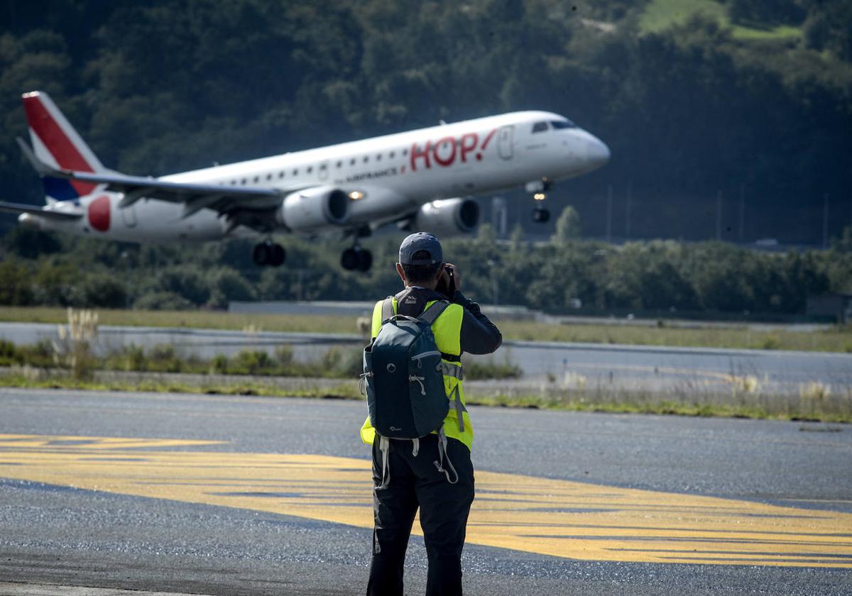 Uno de los 'spotters' captura la imagen de un avión en las pistas de Loiu.