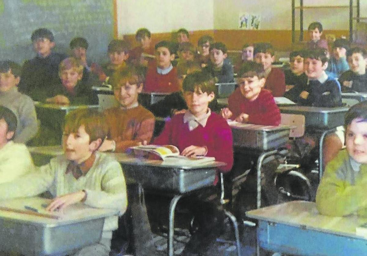 Los componentes del Coro Alfa que marcharon a Madrid a cantar cuando cursaban cuarto curso, dirigidos por el profesor Lucio Calvo.