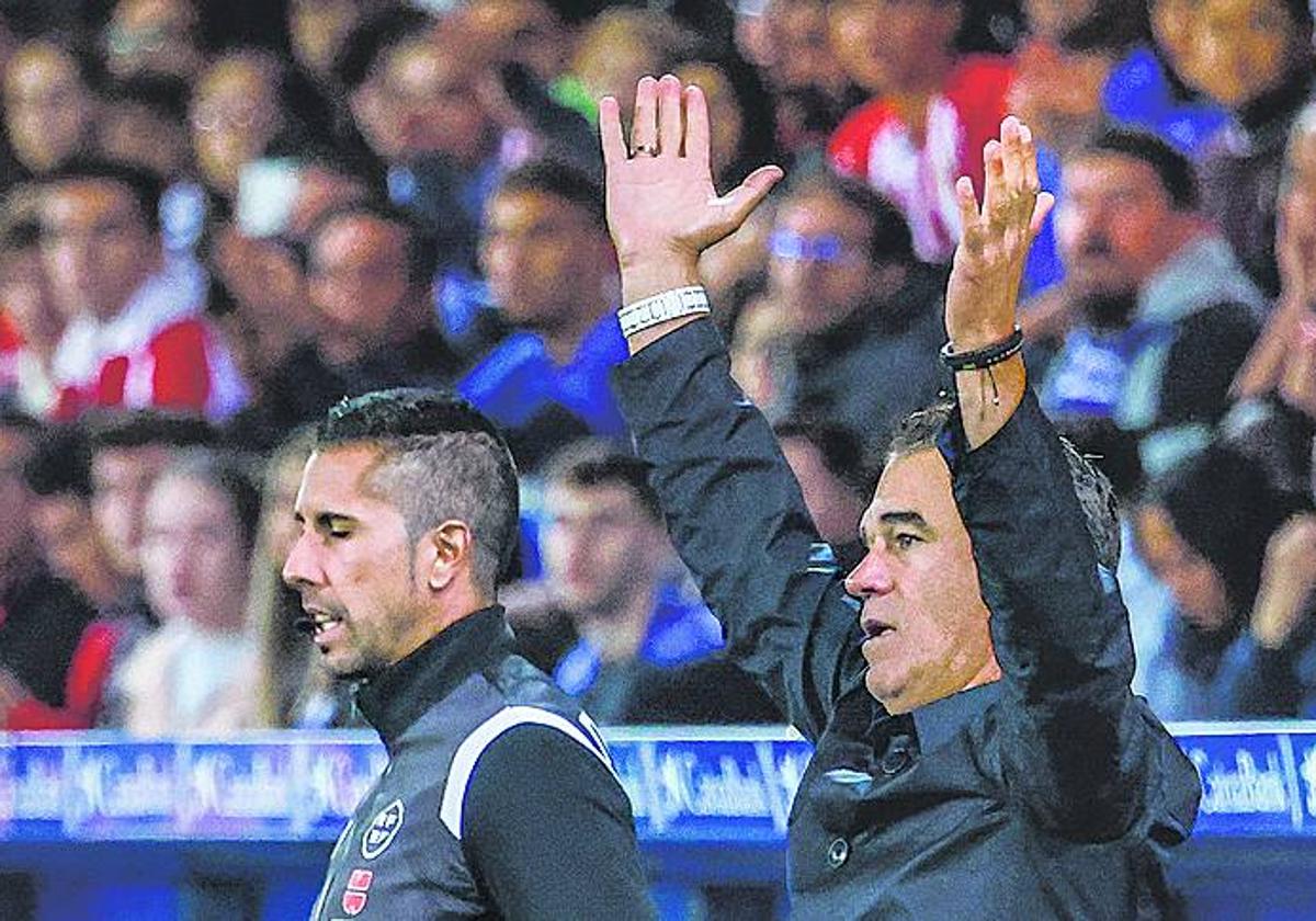 Luis García, contrariado desde el área técnica albiazul.