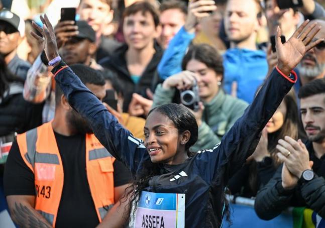 La atleta Tigst Assefa celebra su proeza.