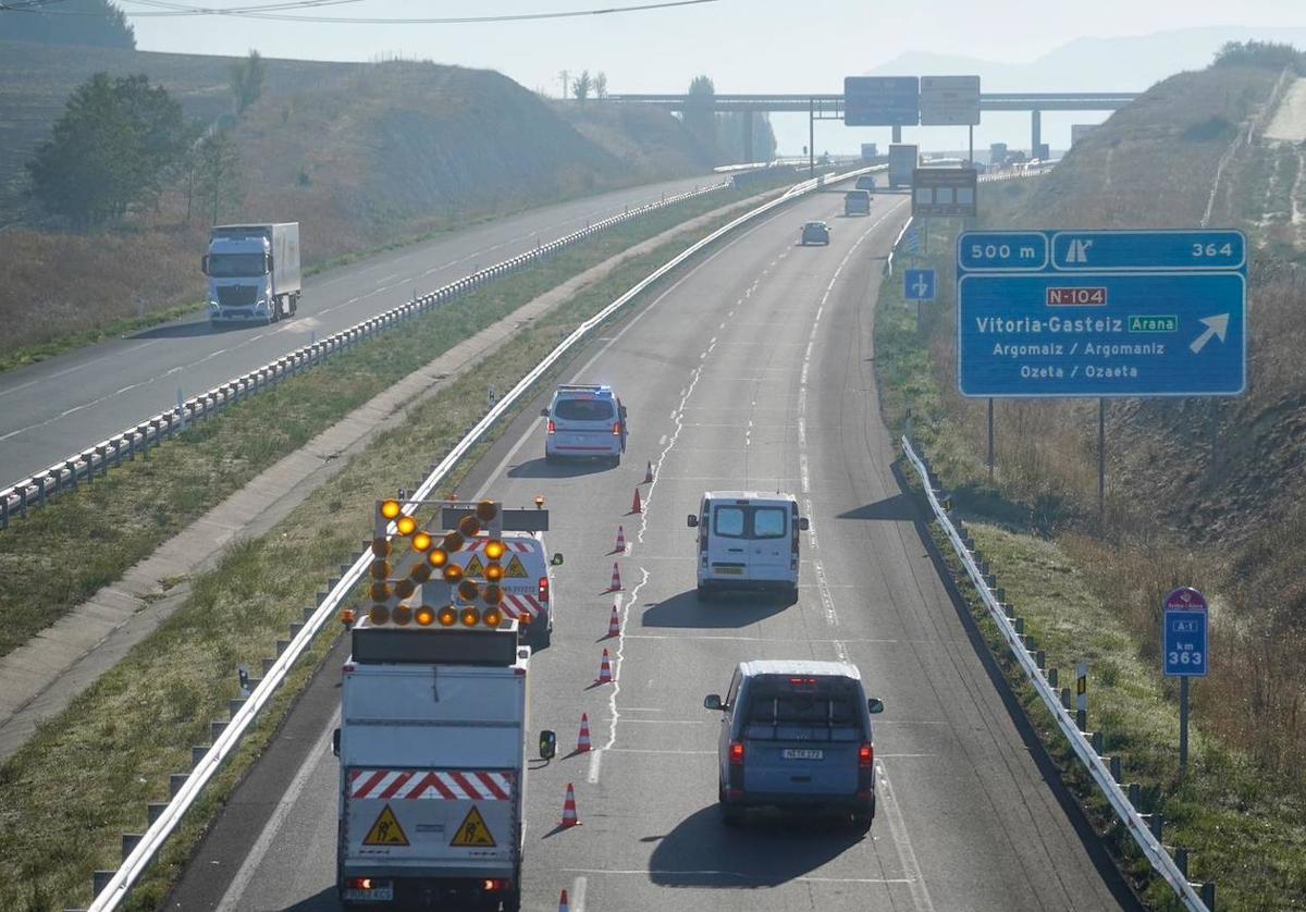 Un carril ha permanecido cortado en el punto del accidente.