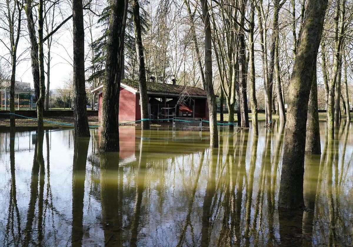 El entorno de las piscinas de Gamarra se vio muy afectado por las inundaciones.