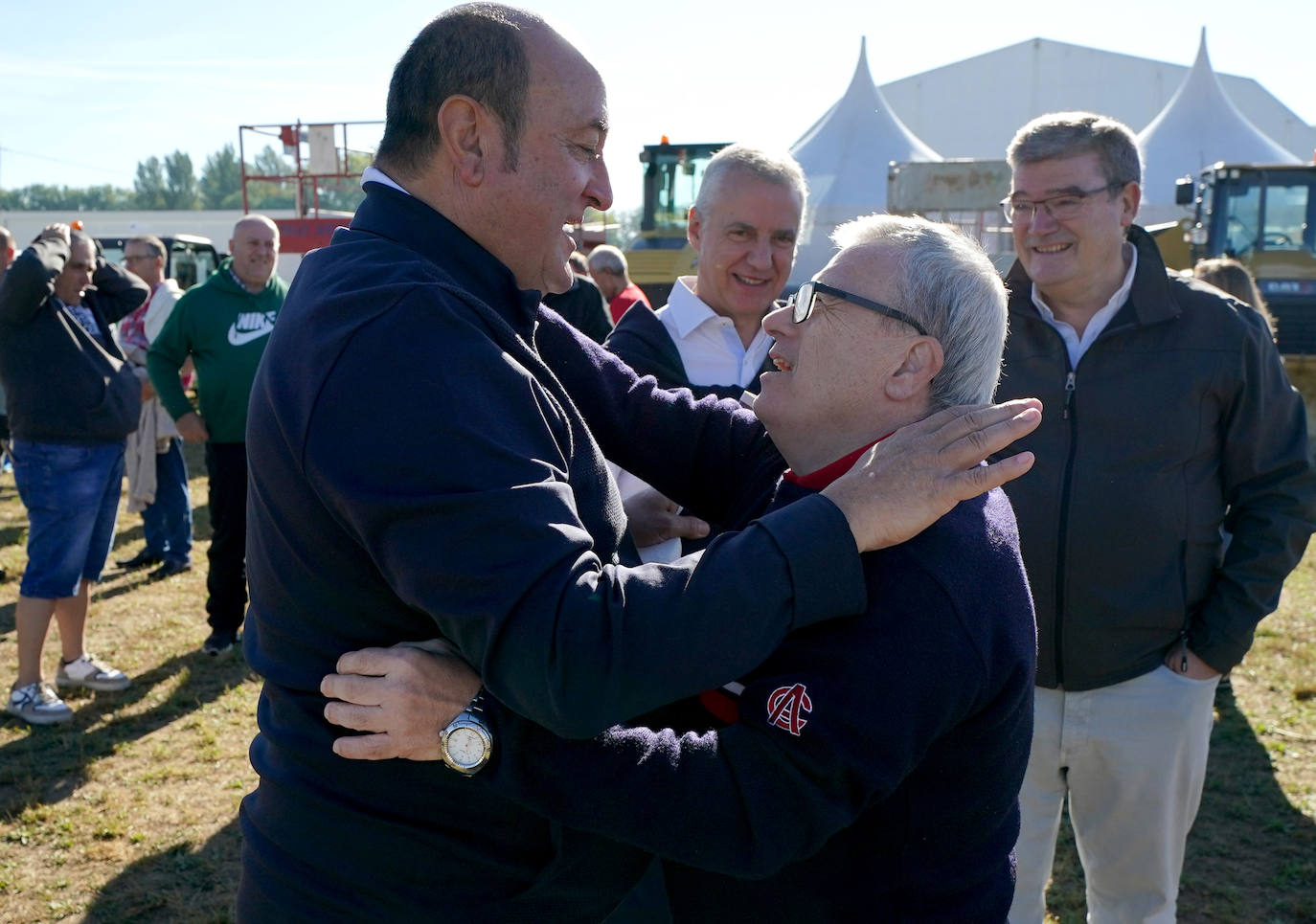 El presidente del PNV, Andoni Ortuzar, saludando a uno de los asistentes, junto al lehendakari Iñigo Urkullu y el alcalde de Bilbao, Juan Mari Aburto