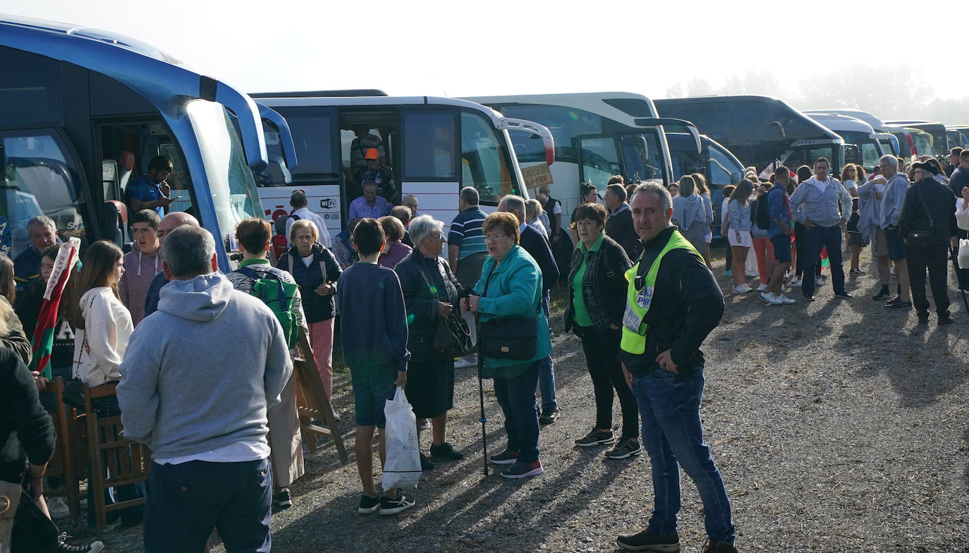 Hasta el lugar se desplazaron numerosas personas en autobús, desde todo Euskadi 