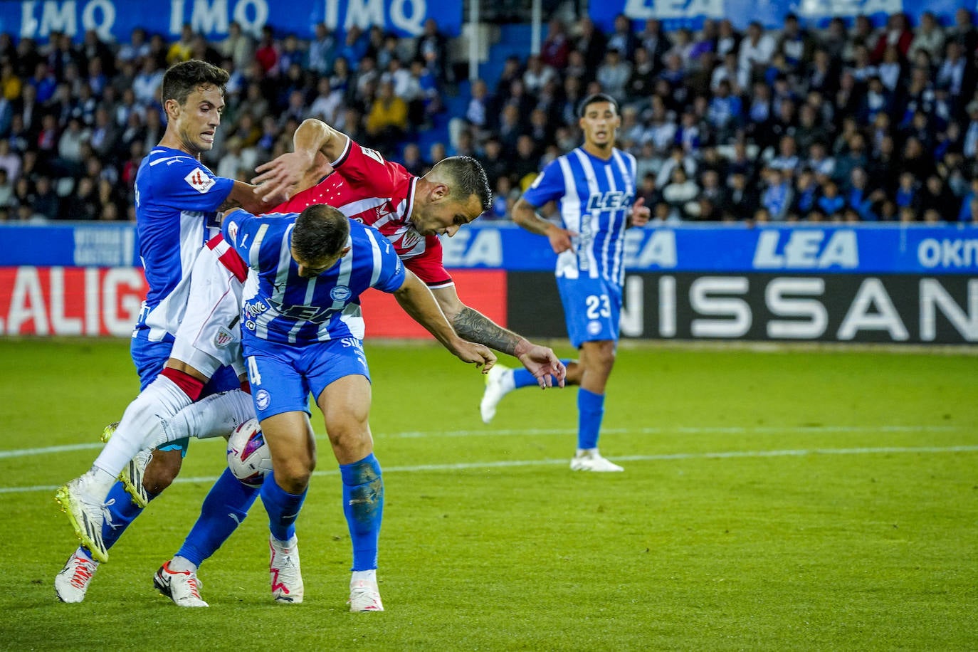 Ander Guevara y Sedlar pugnan con Berenguer en el derbi, con Benavídez al fondo.