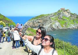 Gaztelugatxe sigue siendo uno de los destinos principales de la costa.