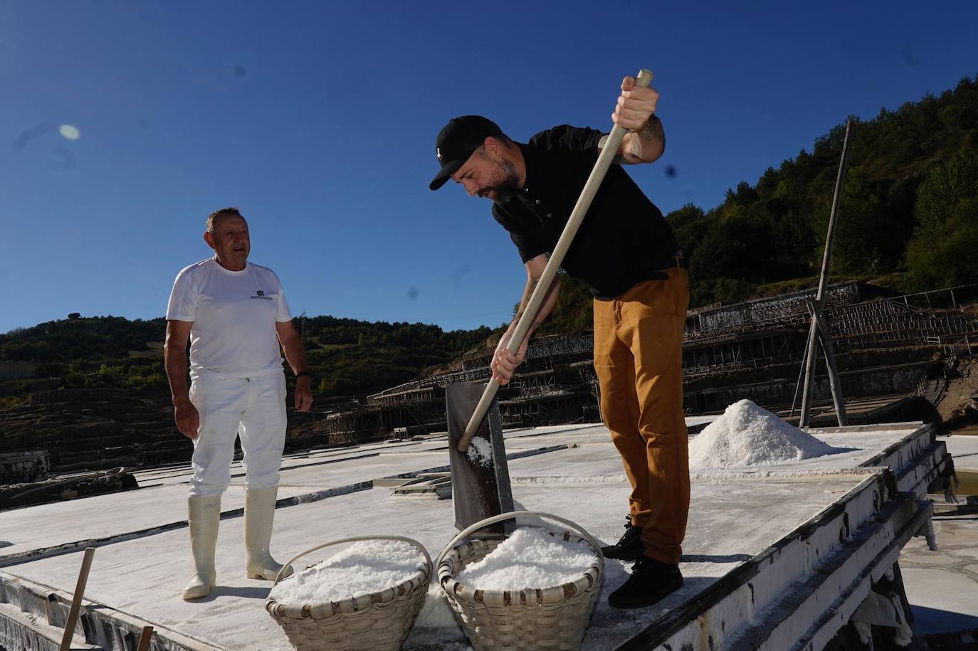 El maestro salinero Edorta Loma enseña a recoger la sal al cocinero de Campezo Edorta Lamo.