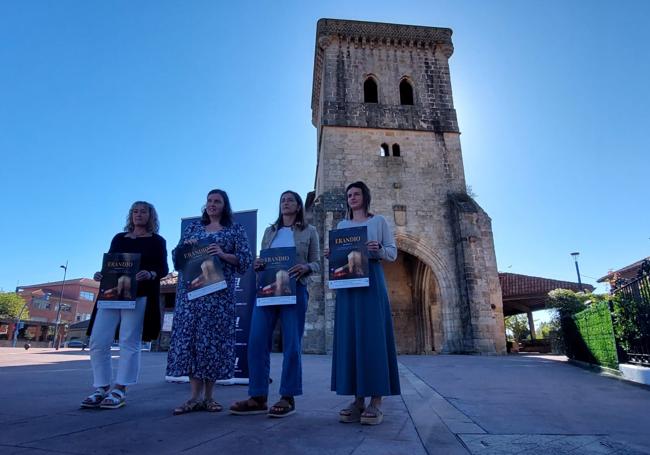 Sorkunde Goikuria, Aitziber Oliban, Mentxu Larrea y Aitziber Argiarro en la presentación de la nueva creación de Goi-Alde 'Erandio' frente a la iglesia de Andra Mari.