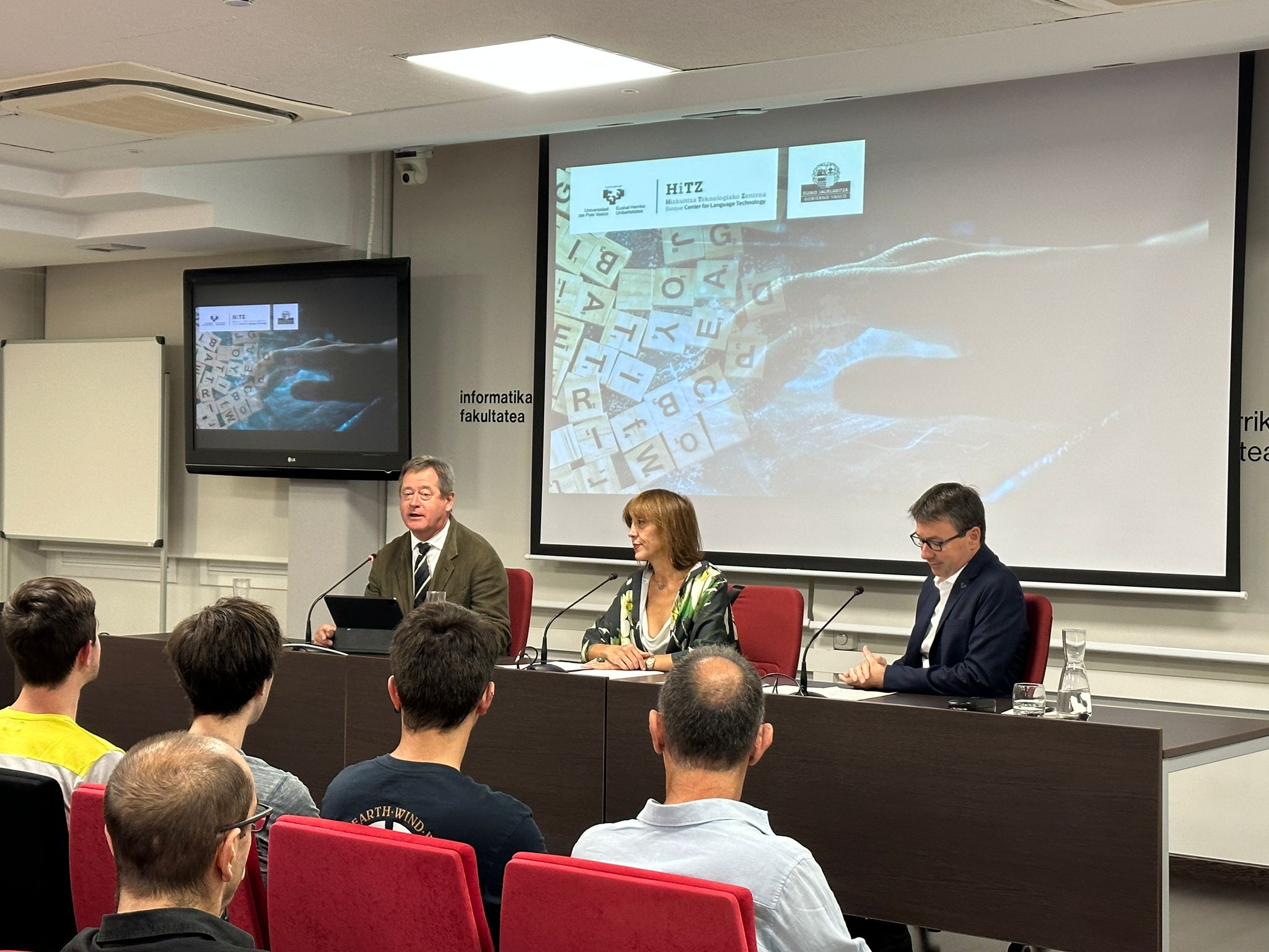 Kultura eta Hizkuntza Politika sailburu Bingen Zupiria, UPV/EHUko errektore Eva Ferreira eta Eneko Agirre HiTZ zentroko zuzendaria.