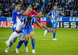 Ander Guevara y Sedlar pugnan con Berenguer en el derbi, con Benavídez al fondo.