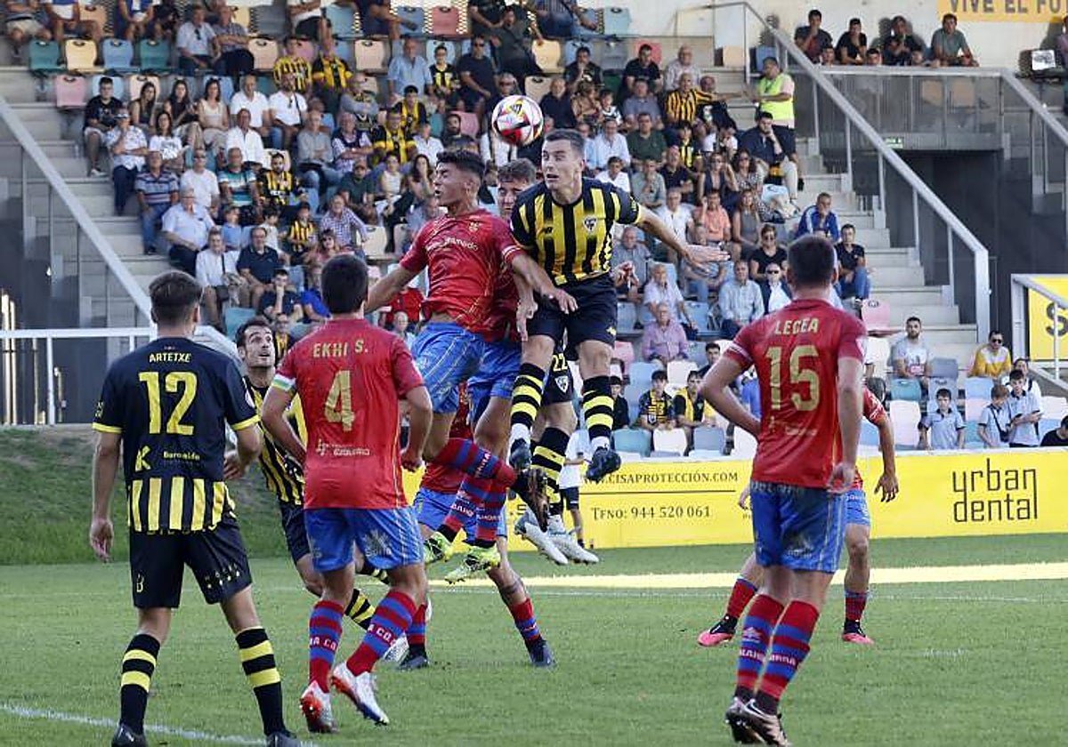 Borja García cabecea un balón ante el intento de oposición de la defensa del Calahorra.