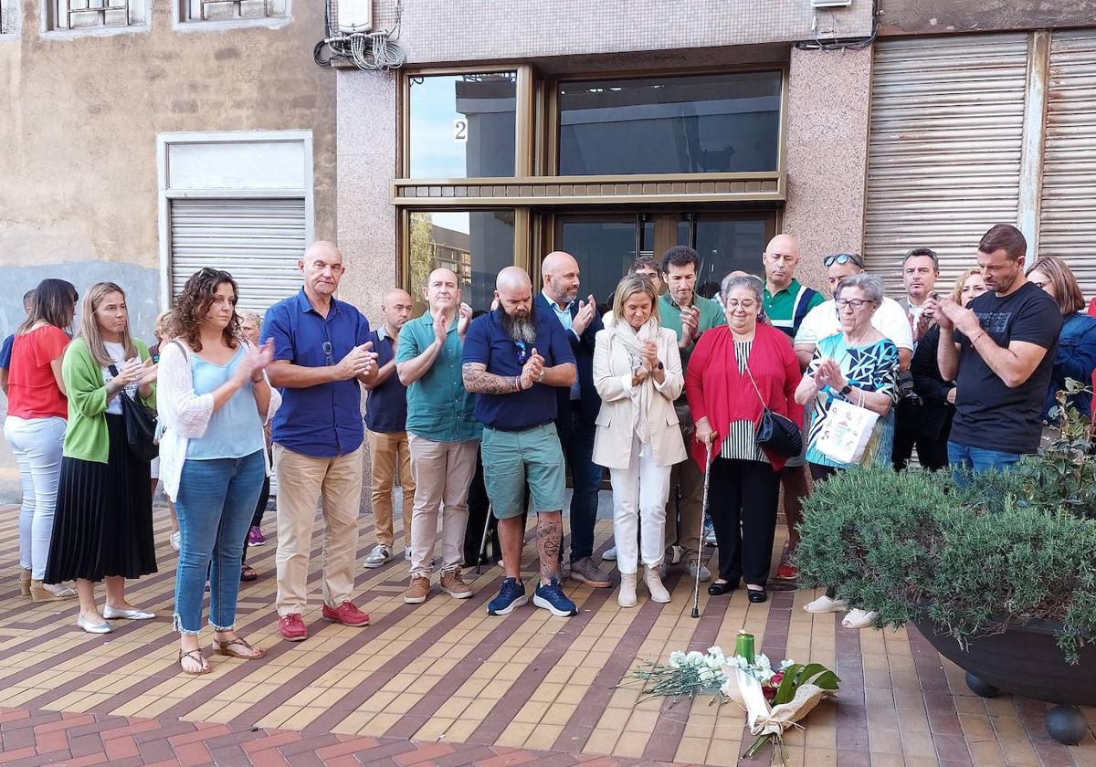 Mertxe Fernández, la viuda de Francisco, frente a la placa y junto a la alcaldesa de Barakaldo, sus tres hijos y representantes municipales