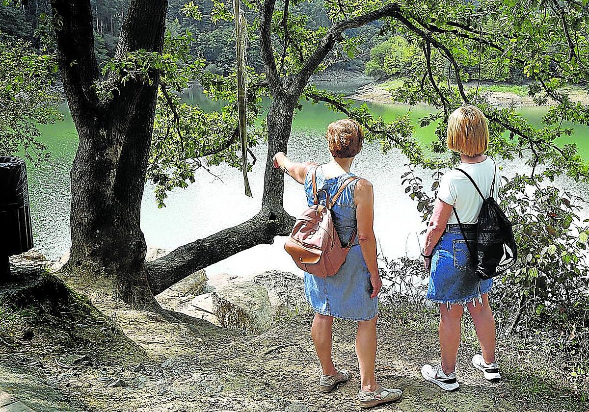 Dos excursionistas pasean por el valle de El Regato, en el que se ejecutará un viaducto en contra del criterio del Ayuntamiento fabril.