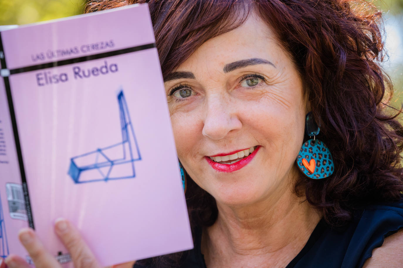 La poeta Elisa Rueda, con su nuevo libro, 'Las últimas cerezas' que presenta mañana en Vitoria.