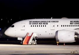 El avión de Piñeyro, con las proclamas reivindicativas contra las autoridades iraníes, en la pista de Loiu.