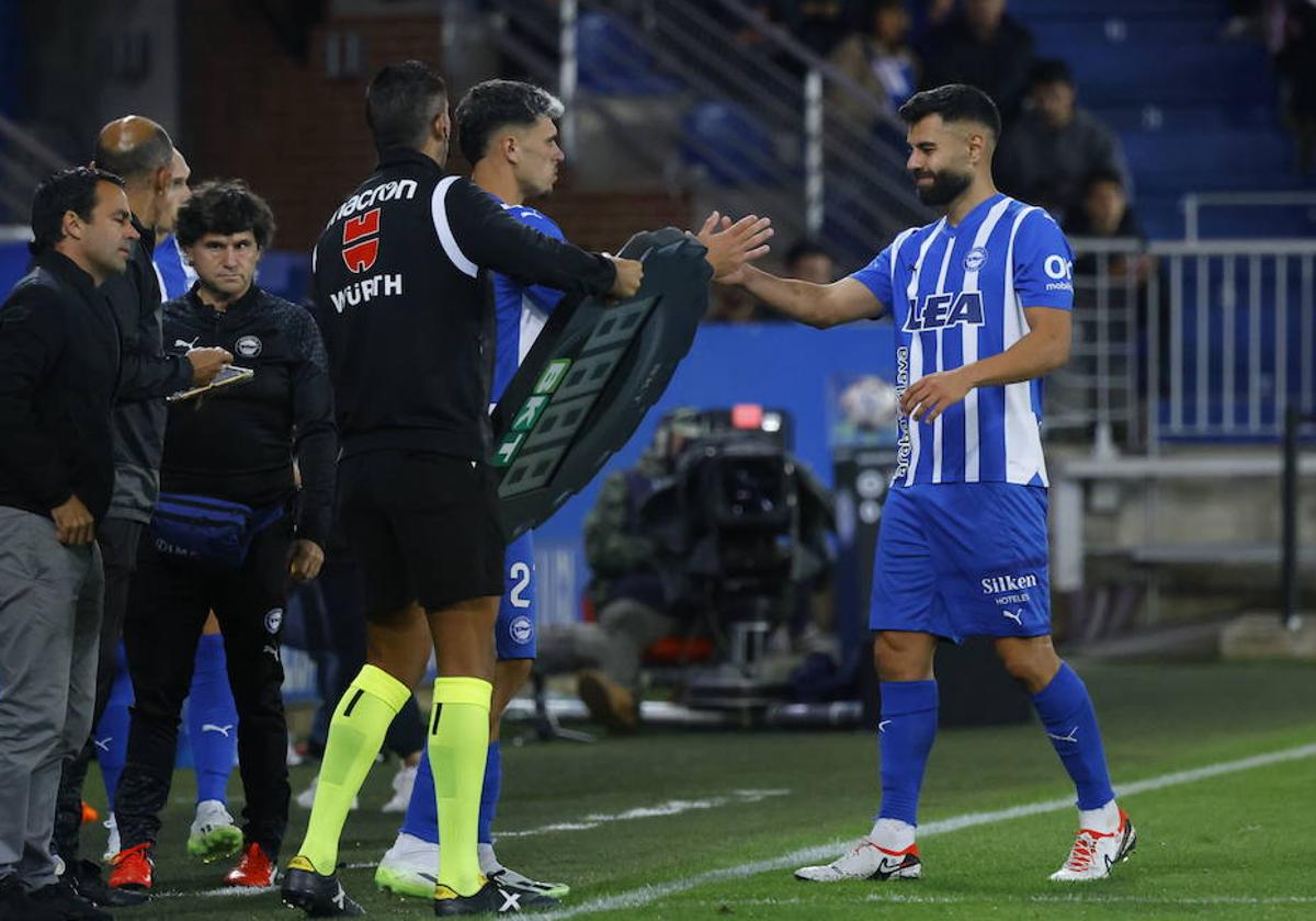 Javi López releva a Duarte en el derbi.