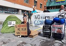 La plataforma social Berri-Otxoak denunció el cierre de este servicio a finales de junio ante el Ayuntamiento.