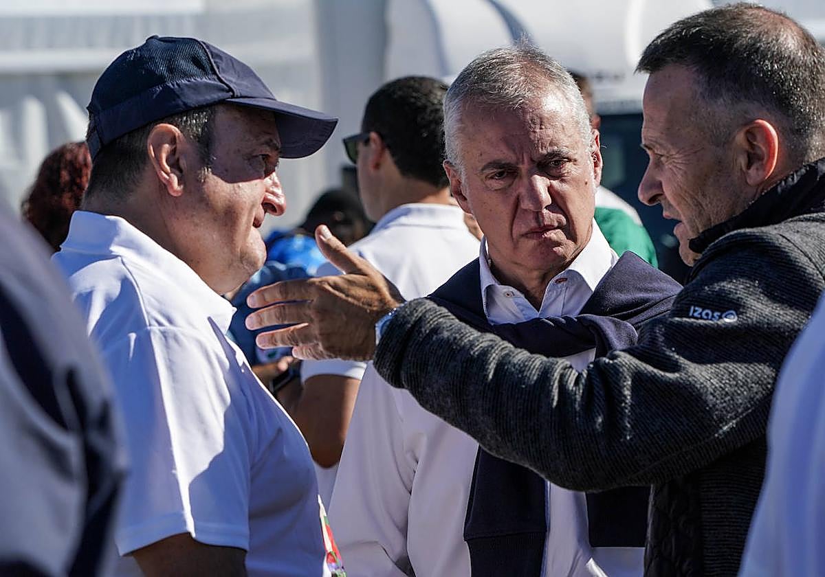 El consejero de Educación, Jokin Bildarratz, conversa con Andoni Ortuzar e Iñigo Urkullu durante el Alderdi Eguna.