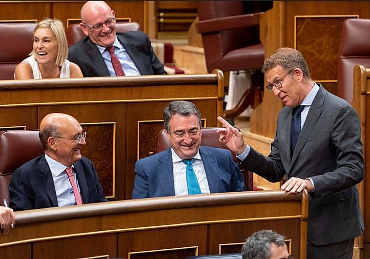 El gesto de Feijóo con el PNV: se acerca a saludar a Esteban tras su pulso en la tribuna