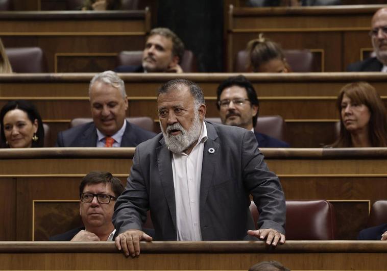 Herminio Rufino Sancho, durante la votación.