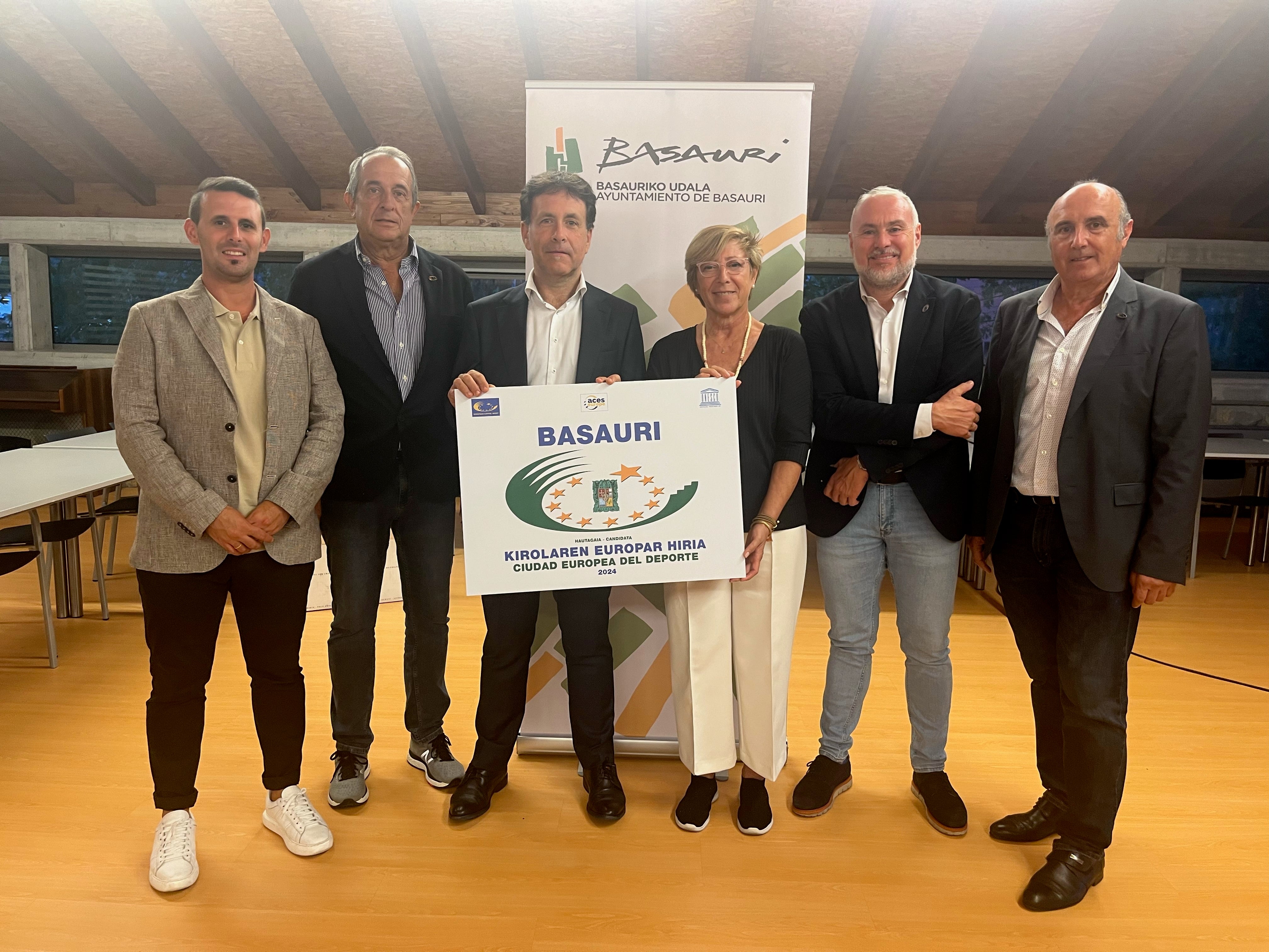 El alcalde de Basauri, Asier Iragorri, el concejal de Deportes, Jon Zugazagoitia junto al jurado europeo