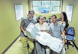 Cristian Martín junto al equipo que Landatu Solar que trabaja en el vivero de la Escuela de Ingeniería de Bilbao.