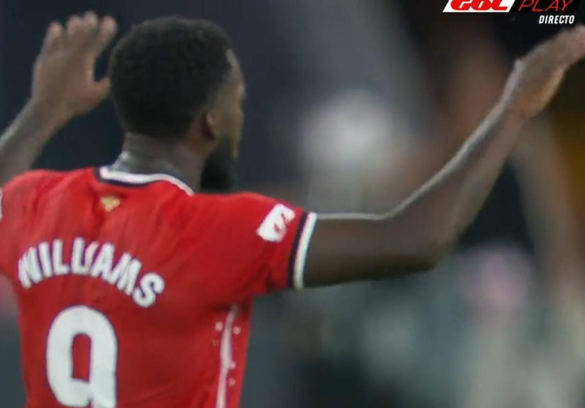 Iñaki Williams se dirige a la grada 'Herri Harmaila' para calmarles.