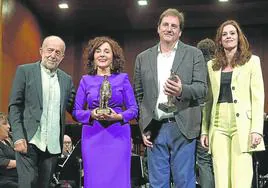 El presidente de los Celedones de Oro, José Mari Vélez de Mendizábal, Elisa Rueda, Gorka Ortiz de Urbina y Maider Etxebarria.