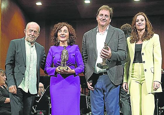 El presidente de los Celedones de Oro, José Mari Vélez de Mendizábal, Elisa Rueda, Gorka Ortiz de Urbina y Maider Etxebarria.