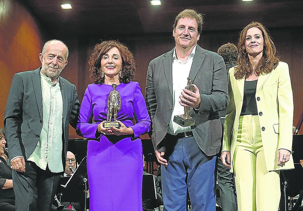El presidente de los Celedones de Oro, José Mari Vélez de Mendizábal, Elisa Rueda, Gorka Ortiz de Urbina y Maider Etxebarria.