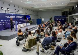 Representes de la sociedad alavesa asisten a la jornada 'La transformación digital del sector turístico' en el palacio de congresos Europa.