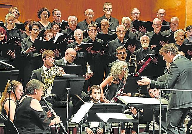 La banda municipal se fusionó con las voces del coro sinfónico de Álava.