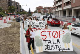 Protesta vecinal contra la tala en Deusto