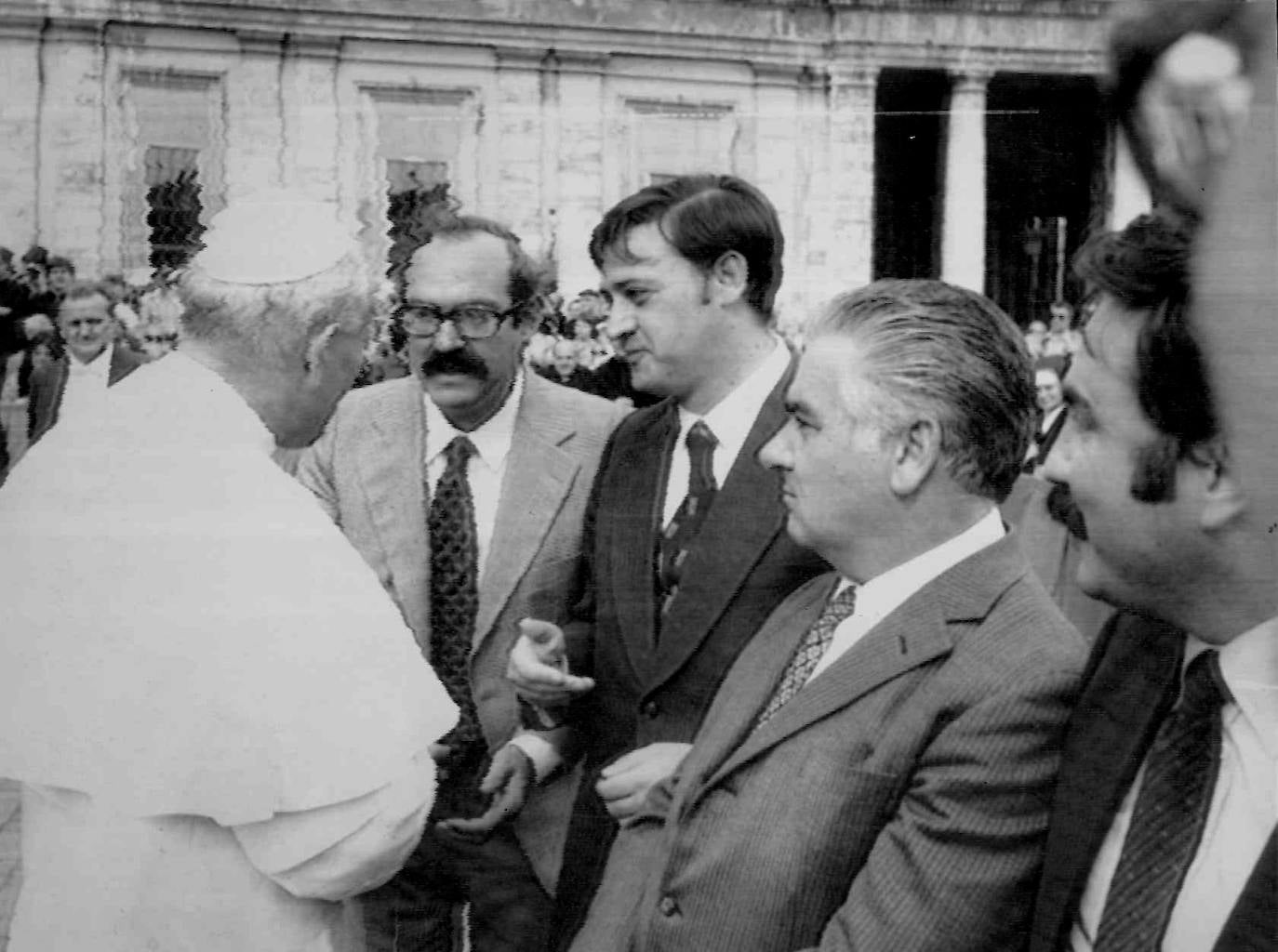 Un jovencísimo Javier Cameno durante un encuentro con el Papa Juan Pablo II.