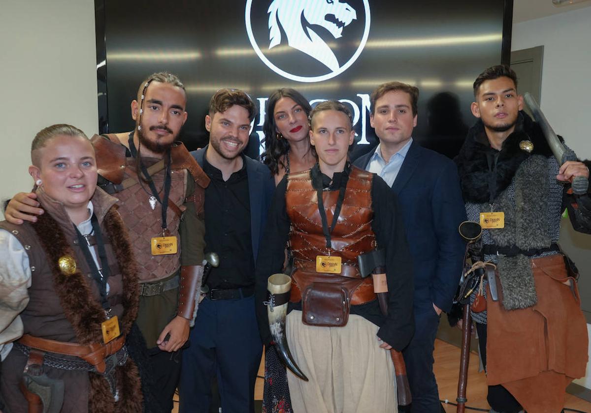 Natalia Tena, en el centro de la imagen, junto a los creadores de contenido 'EvilSmile' (a la izquierda) y Jordi Maquiavello (a la derecha), posan junto a los miembros de la empresa 'Asgard Koletiz'.