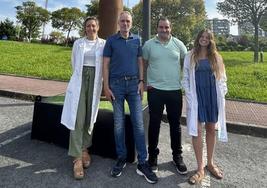 El equipo de Bromalgae posa junto al fotobiorreactor instalado este verano en BIC Bizkaia Ezkerraldea.