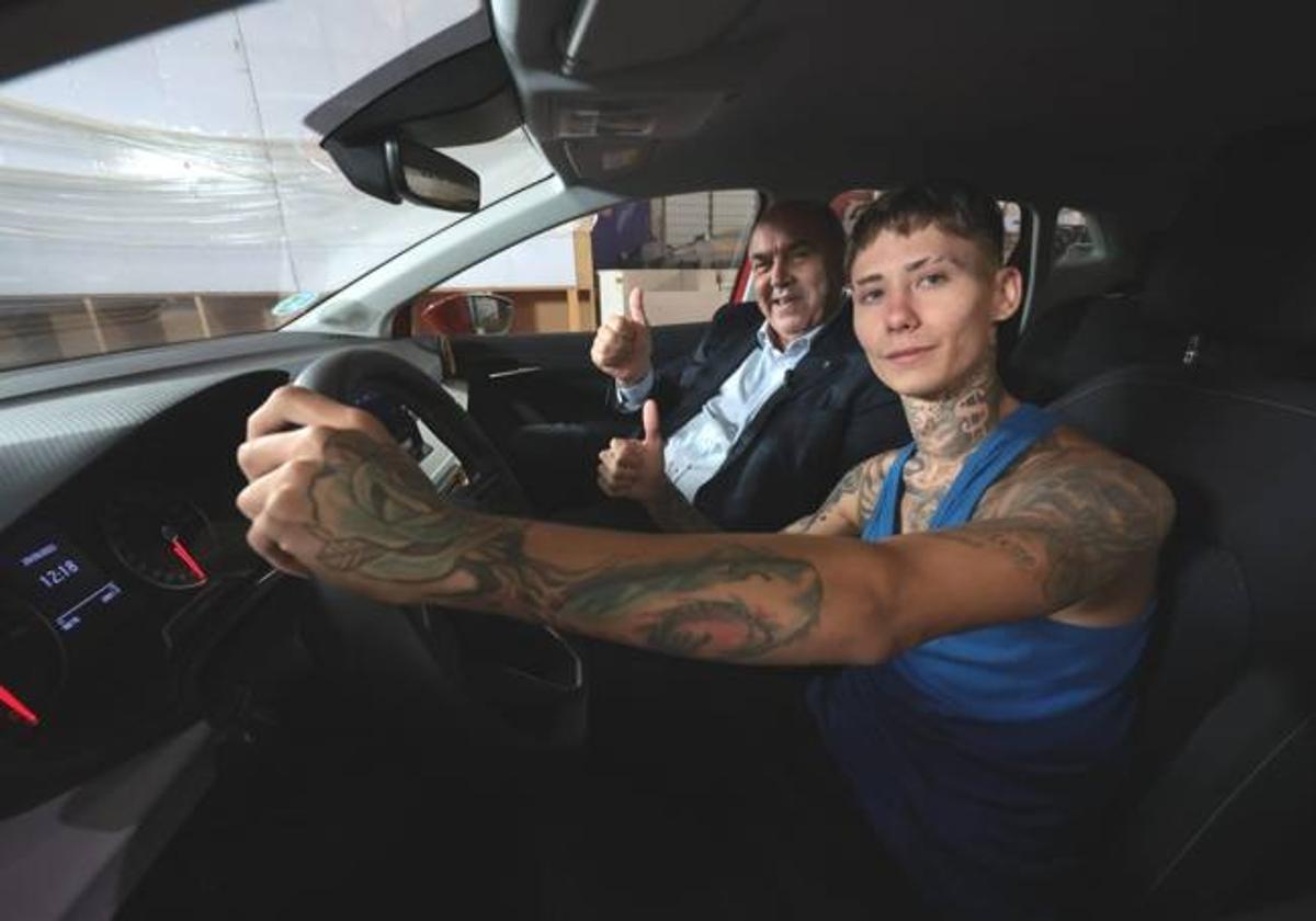 Federico Beltrán y Nano en el interior del Seat Ibiza que Beltrán ha regalado al joven.