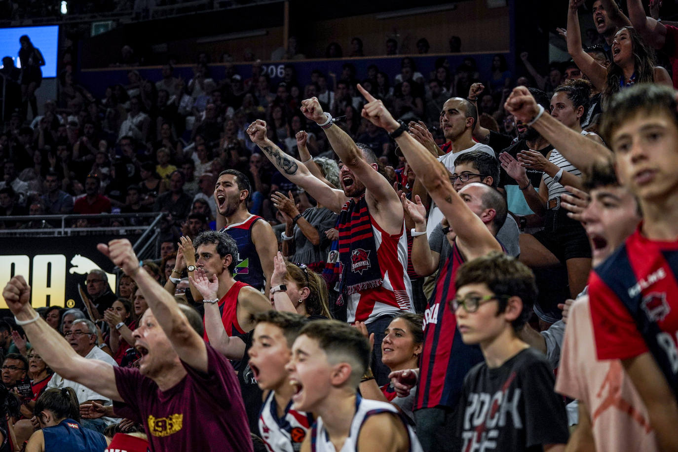 El ambiente del Baskonia-Bilbao Basket. Mucho más que un derbi baloncestístico